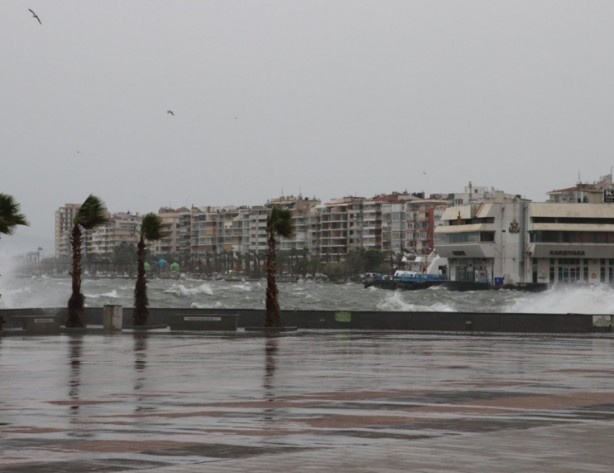 Foto - İzmir'de deniz taştı! Yollar göle döndü