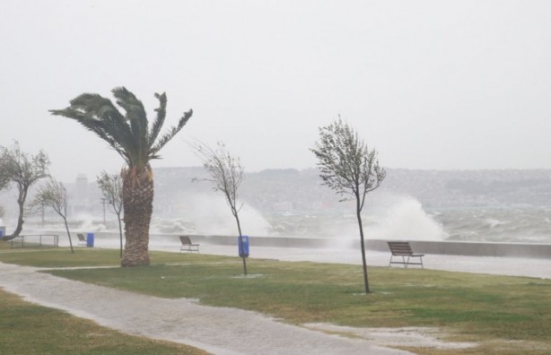 Foto - İzmir'de deniz taştı! Yollar göle döndü