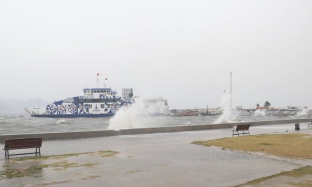 İzmir'de deniz taştı! Yollar göle döndü
