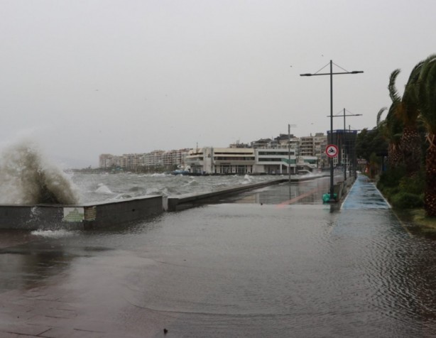 Foto - İzmir'de deniz taştı! Yollar göle döndü