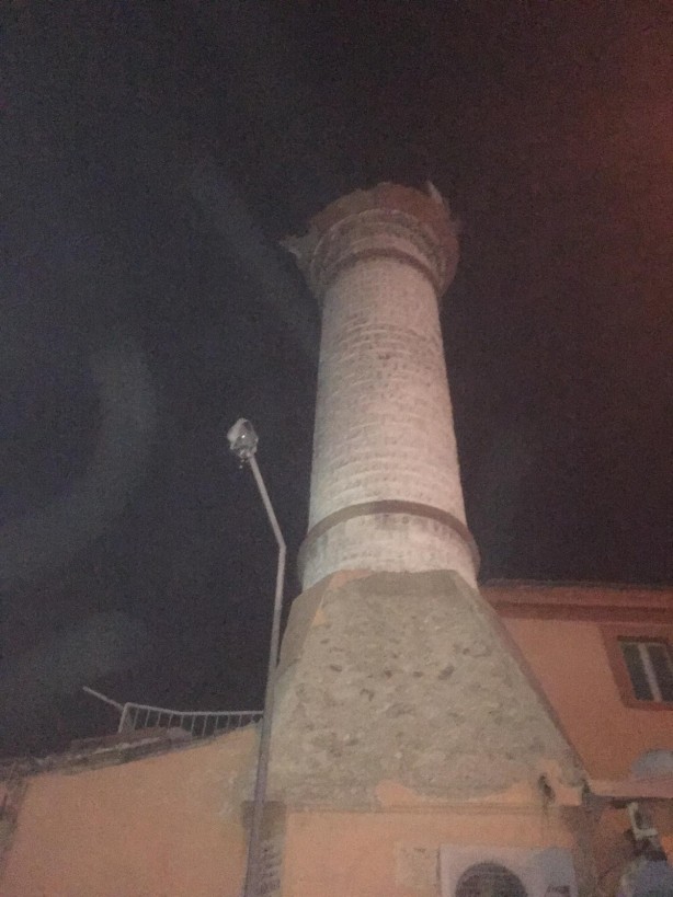 Foto - İzmir'de deprem oldu büyük panik yaşandı, caminin minaresi yıkıldı! 