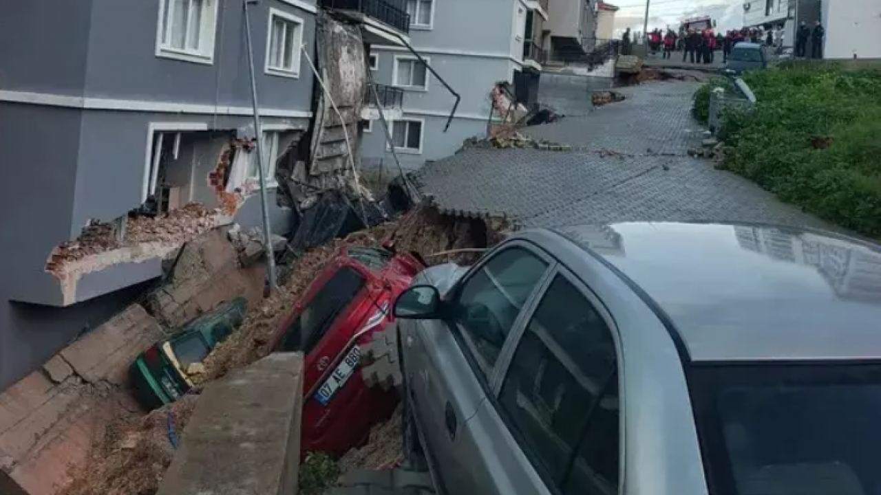 İzmir'de faciadan dönüldü: 6 araç altında kaldı!