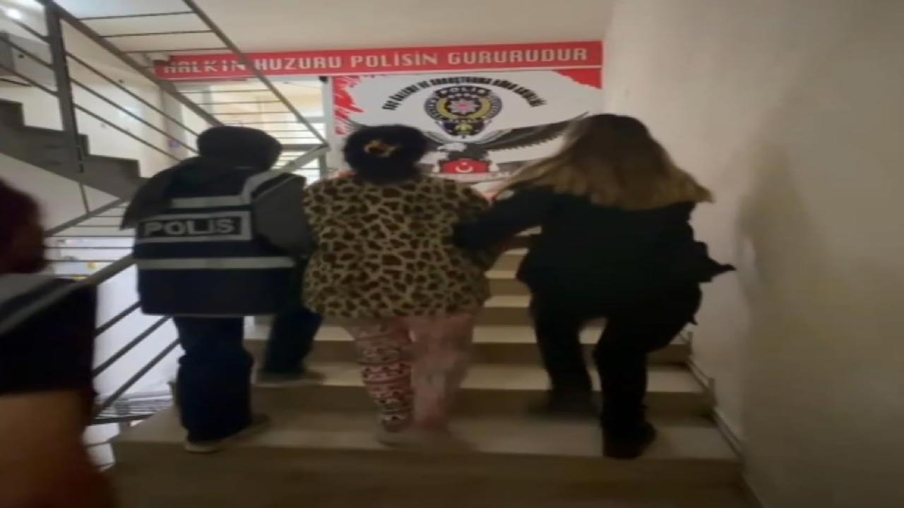 Foto - İzmir'de film gibi operasyon! 44 yıl hapis cezası olan hırsız kiralık evde yakalandı