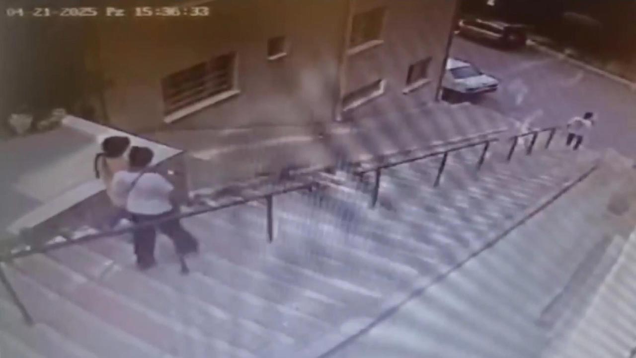 Foto - İzmir'de film gibi operasyon! 44 yıl hapis cezası olan hırsız kiralık evde yakalandı