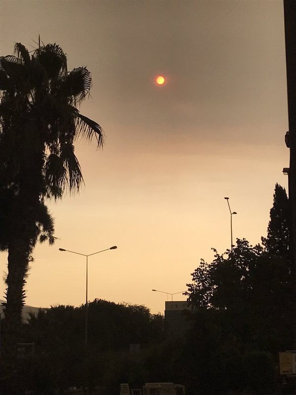 Foto - İzmir'de gökyüzüne bakan endişeye kapıldı