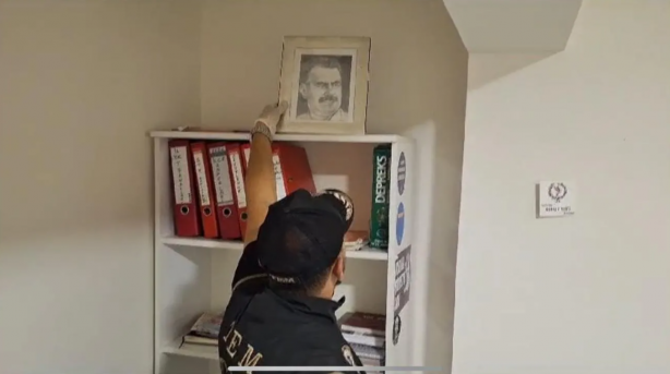 Foto - İzmir'de HDP parti binasından çıkanlar şaşırtmadı! PKK için bağış kutusu ve dağa gönderilenlerin listesi