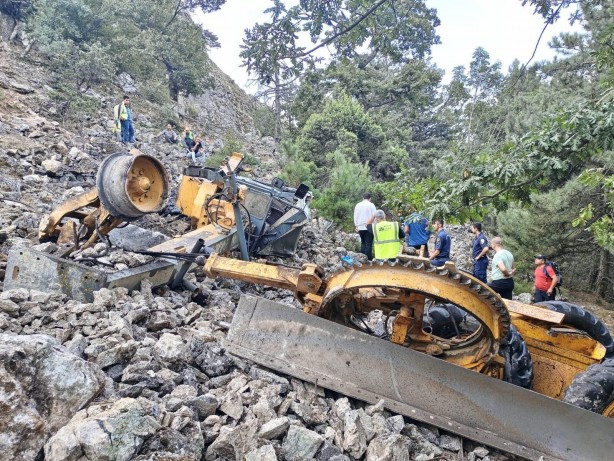 Foto - İzmir’de iş makinesi uçuruma yuvarlandı, operatör can verdi