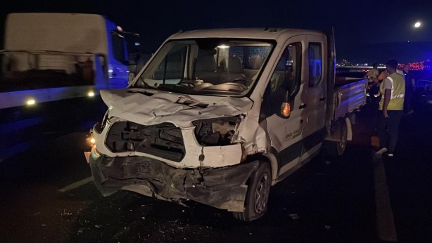 Foto - İzmir'de kamyonetin çarptığı otomobil sürücüsü öldü, 2 kişi yaralandı