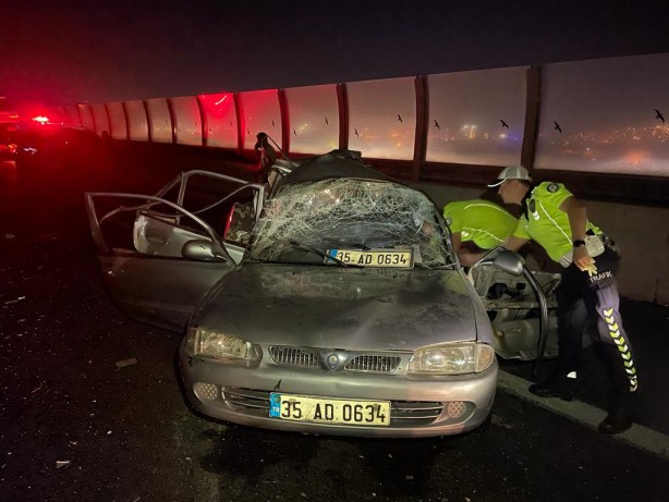 Foto - İzmir'de kamyonetin çarptığı otomobil sürücüsü öldü, 2 kişi yaralandı