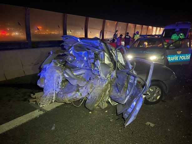 Foto - İzmir'de kamyonetin çarptığı otomobil sürücüsü öldü, 2 kişi yaralandı