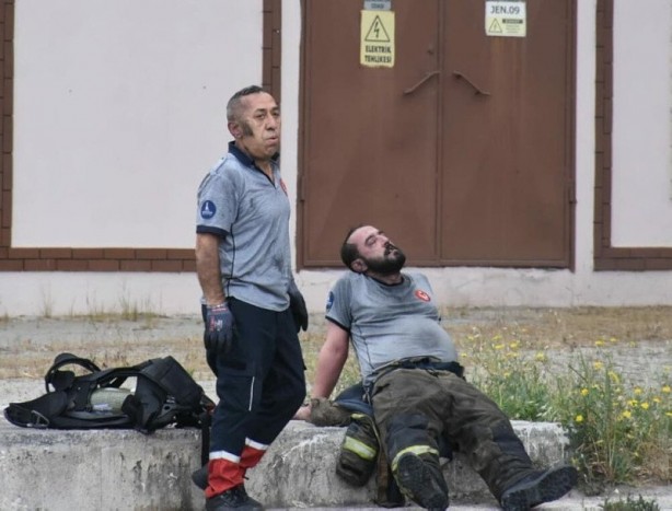 Foto - İzmir’de korku dolu anlar! Bir anda dumanların arasından belirdi!