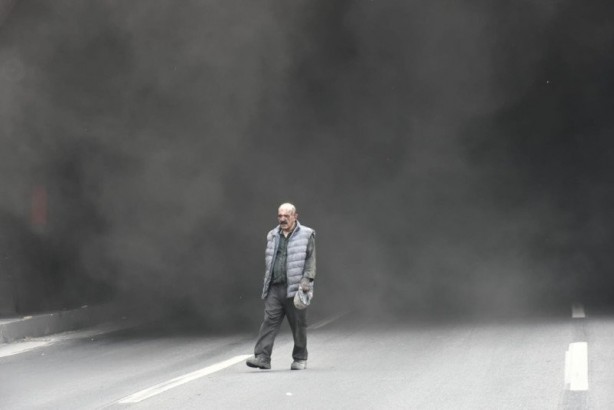 Foto - İzmir’de korku dolu anlar! Bir anda dumanların arasından belirdi!