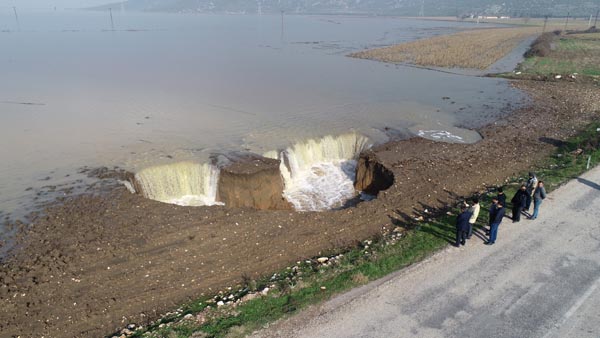 Foto - İzmir'de korkutan görüntü! Yağmur sonrası oluştu