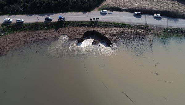 Foto - İzmir'de korkutan görüntü! Yağmur sonrası oluştu