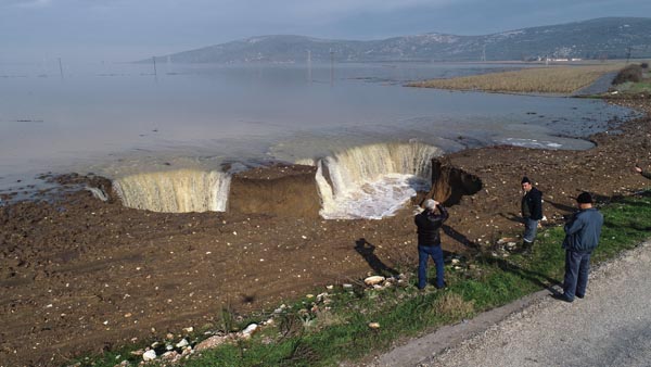 Foto - İzmir'de korkutan görüntü! Yağmur sonrası oluştu