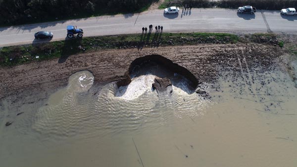 İzmir'de korkutan görüntü! Yağmur sonrası oluştu