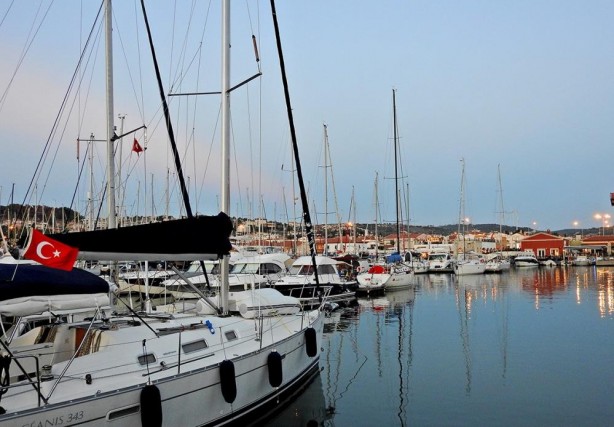 Foto - İzmir'de mekanını tanıtmak için öyle bir şey yaptı ki! Sosyal medya bu ilanı konuşuyor...