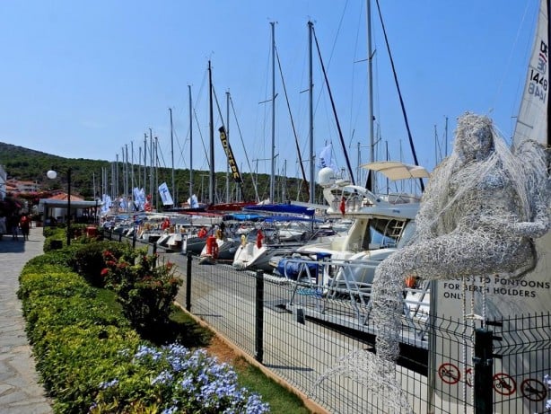 İzmir'de mekanını tanıtmak için öyle bir şey yaptı ki! Sosyal medya bu ilanı konuşuyor...