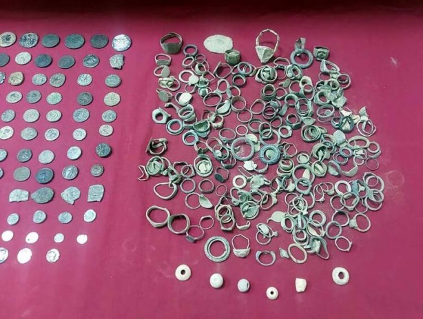 Foto - İzmir'de operasyon! 'Hazine' bakın nereden çıktı