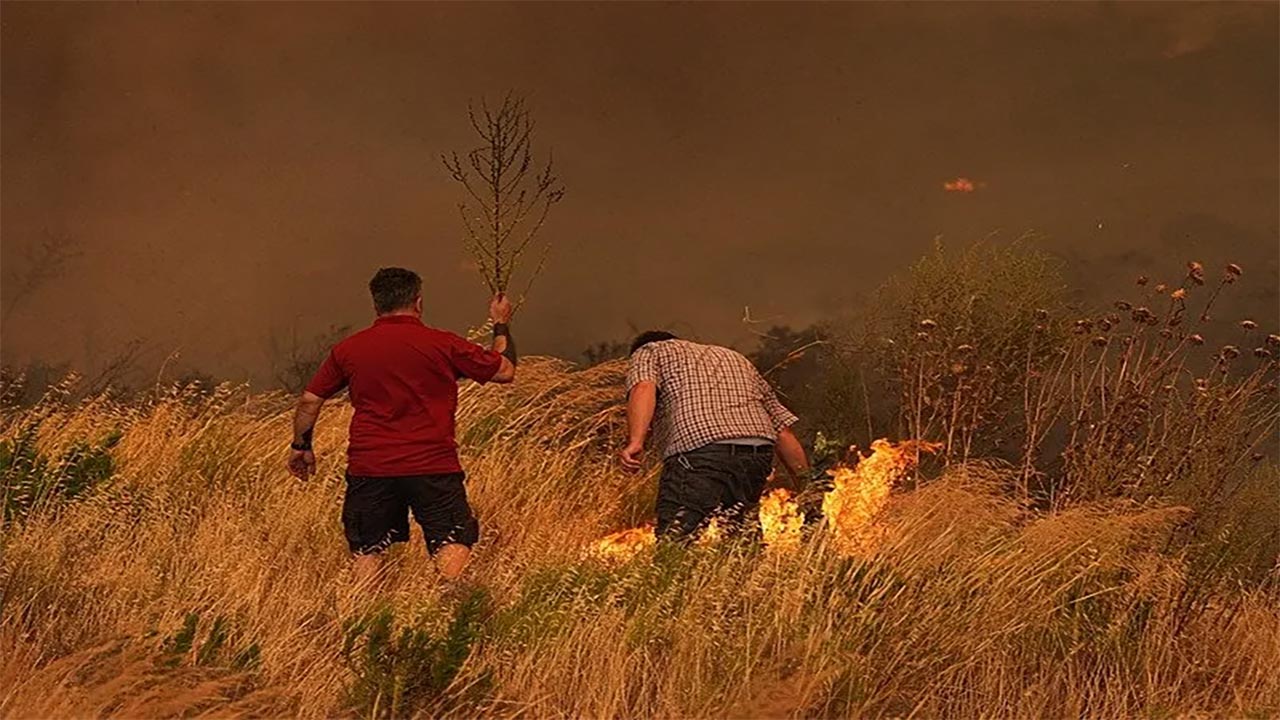 Foto - İzmir’de orman yangını paniği! Alevler evlere dayandı, müdahale sürüyor