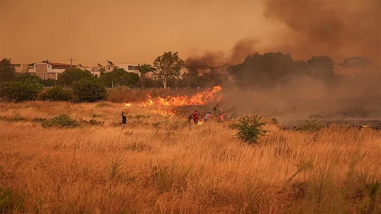 Foto - İzmir’de orman yangını paniği! Alevler evlere dayandı, müdahale sürüyor