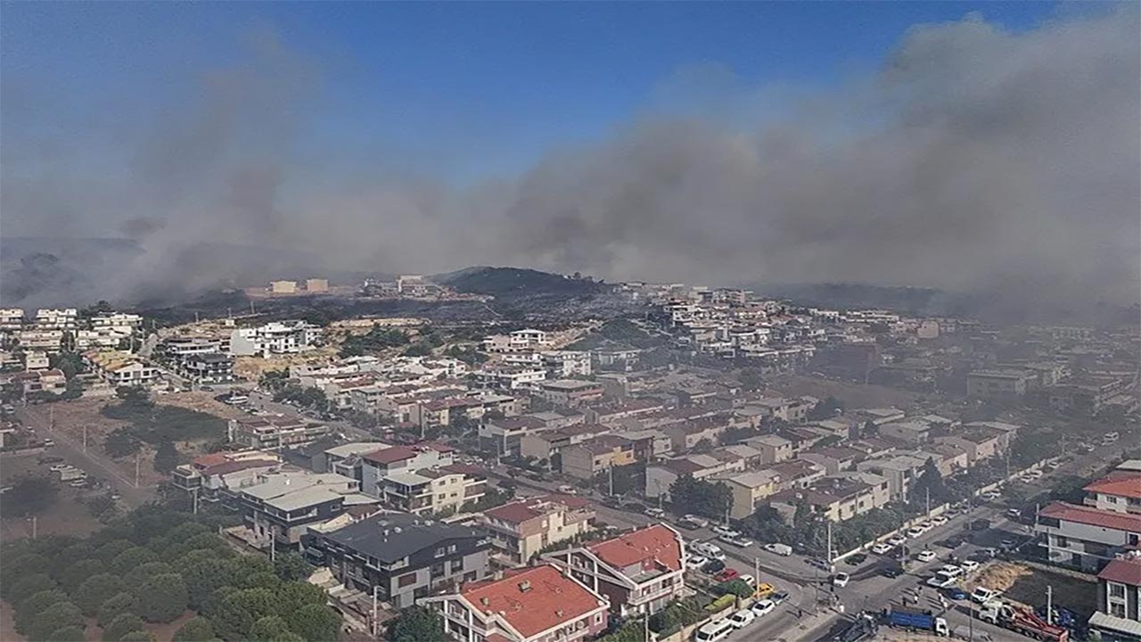 Foto - İzmir’de orman yangını paniği! Alevler evlere dayandı, müdahale sürüyor