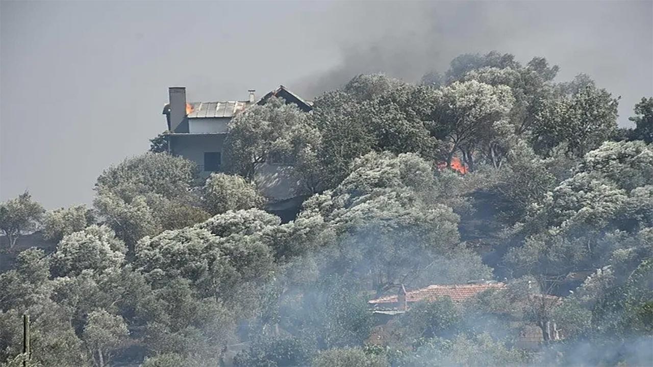 Foto - İzmir’de orman yangını paniği! Alevler evlere dayandı, müdahale sürüyor
