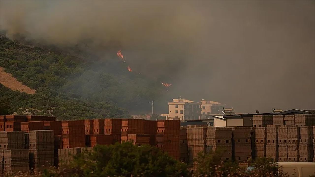 Foto - İzmir’de orman yangını paniği! Alevler evlere dayandı, müdahale sürüyor