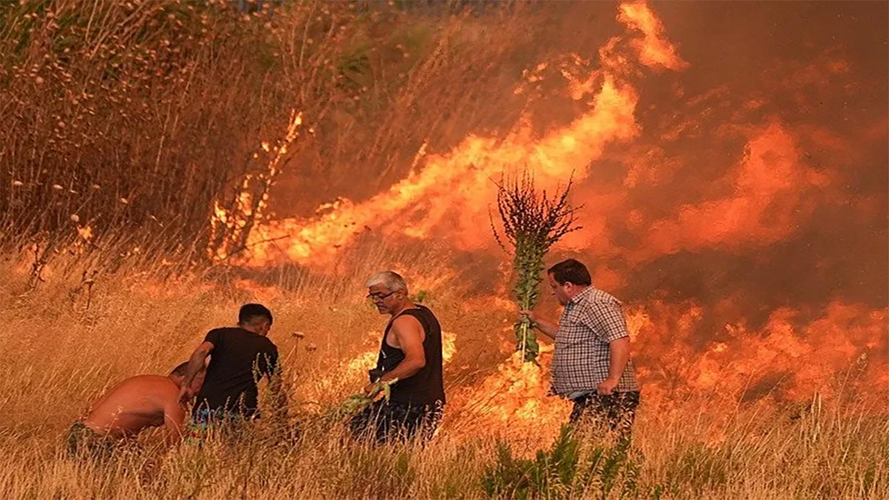 Foto - İzmir’de orman yangını paniği! Alevler evlere dayandı, müdahale sürüyor