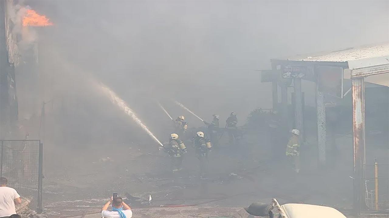Foto - İzmir’de orman yangını paniği! Alevler evlere dayandı, müdahale sürüyor