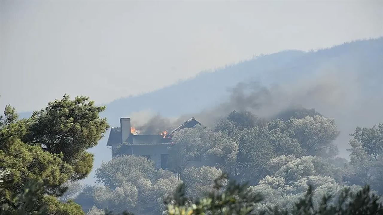 Foto - İzmir’de orman yangını paniği! Alevler evlere dayandı, müdahale sürüyor