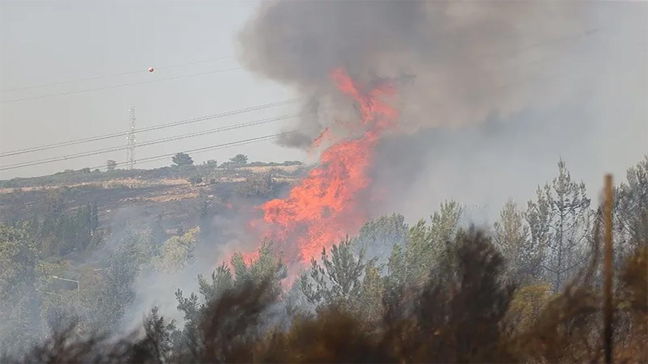 Foto - İzmir’de orman yangını paniği! Alevler evlere dayandı, müdahale sürüyor
