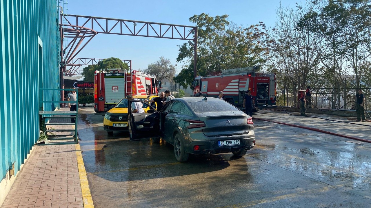 Foto - İzmir’de otluk yangını AVM’ye sıçradı: Araçlar alevler arasında kaldı! 