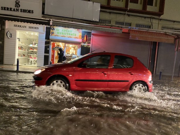 Foto - İzmir'de sağanak yağış! Cadde ve sokakları su bastı
