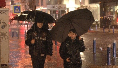Foto - İzmir'de sağanak yağış! Cadde ve sokakları su bastı