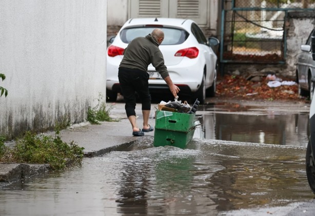 Foto - İzmir'de sağanak yağış! Esnaf tepki gösterdi