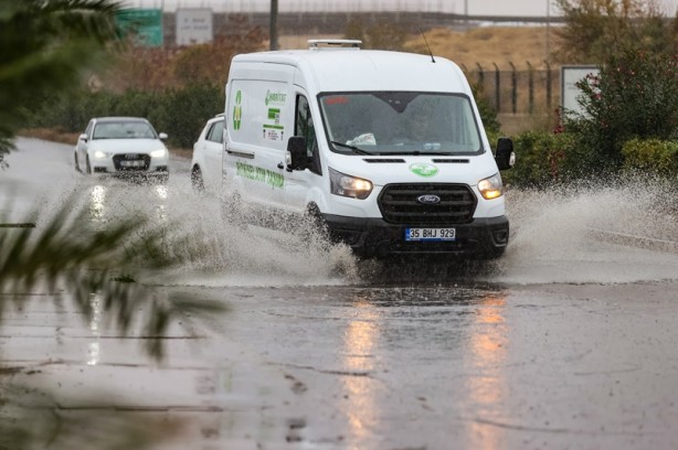 Foto - İzmir'de sağanak yağış! Esnaf tepki gösterdi
