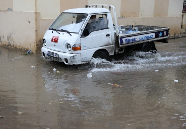 Foto - İzmir'de sağanak yağış! Esnaf tepki gösterdi