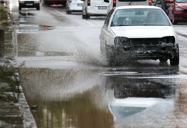 Foto - İzmir'de sağanak yağış! Esnaf tepki gösterdi