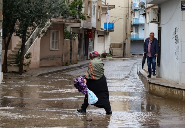 Foto - İzmir'de sağanak yağış! Esnaf tepki gösterdi