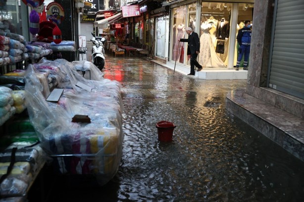 Foto - İzmir'de sağanak yağış! İş yerlerini su bastı