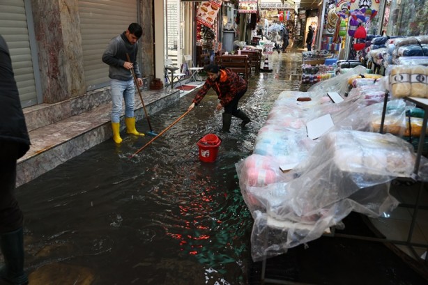 Foto - İzmir'de sağanak yağış! İş yerlerini su bastı