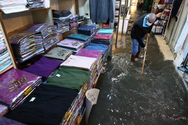 Foto - İzmir'de sağanak yağış! İş yerlerini su bastı