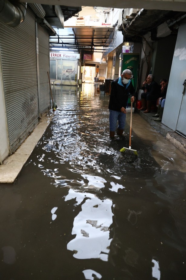 Foto - İzmir'de sağanak yağış! İş yerlerini su bastı