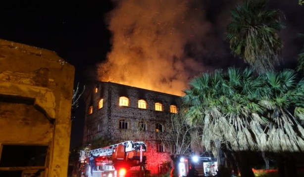 Foto - İzmir'de tarihi binanın çatısında korkutan yangın!