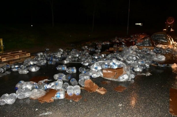 İzmir'de TIR park halindeki beton mikserine çarptı: Hepsi yola savruldu
