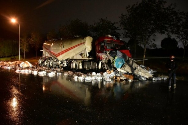 Foto - İzmir'de TIR park halindeki beton mikserine çarptı: Hepsi yola savruldu