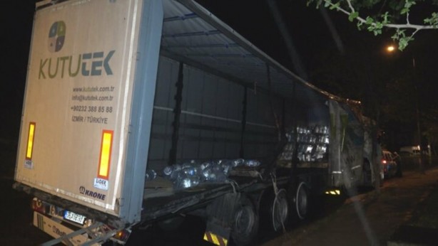 Foto - İzmir'de TIR park halindeki beton mikserine çarptı: Hepsi yola savruldu