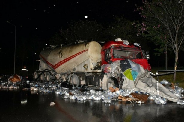Foto - İzmir'de TIR park halindeki beton mikserine çarptı: Hepsi yola savruldu