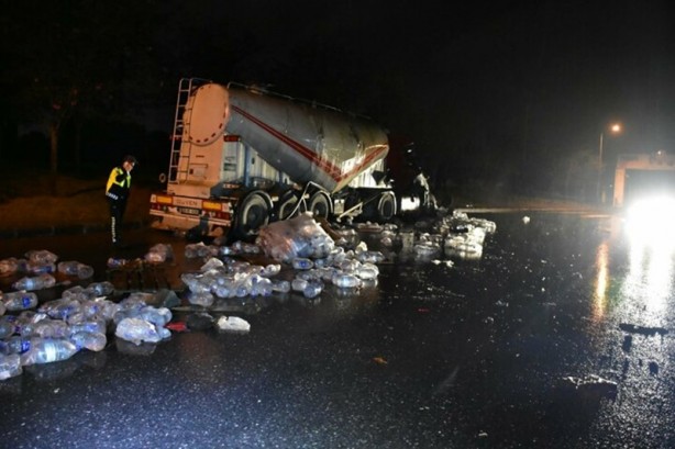 Foto - İzmir'de TIR park halindeki beton mikserine çarptı: Hepsi yola savruldu